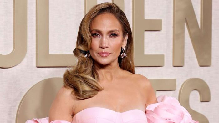 
                                                                                                                                                                                                    Астанада концерт беретін Джей Ло қалаға 6,5 млрд теңге пайда әкеледі − продюсер
                                                    