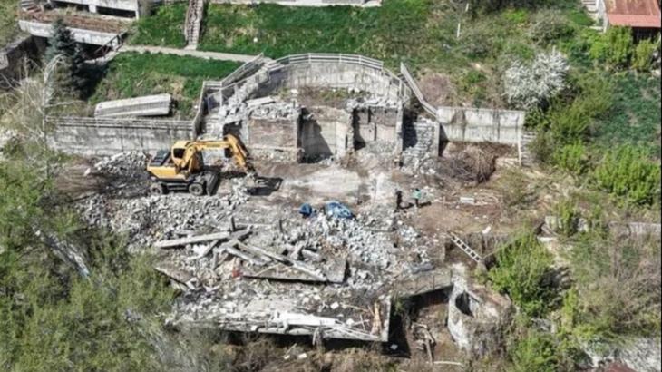 В Алматы сносят недостроенный трёхэтажный дом, возведённый в зоне оползней
В Алматы сносят недостроенный трёхэтажный дом, возведённый в зоне оползней