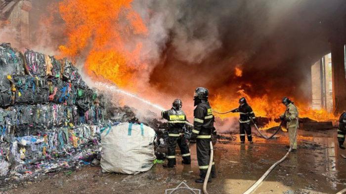 Крупный пожар на складе потушили в Астане
Крупный пожар на складе потушили в Астане