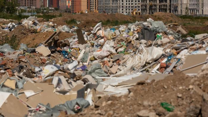 Стройкомпания незаконно сбрасывала мусор в котлован близ вокзала "Нурлы жол" в Астане
Стройкомпания незаконно сбрасывала мусор в котлован близ вокзала "Нурлы жол" в Астане