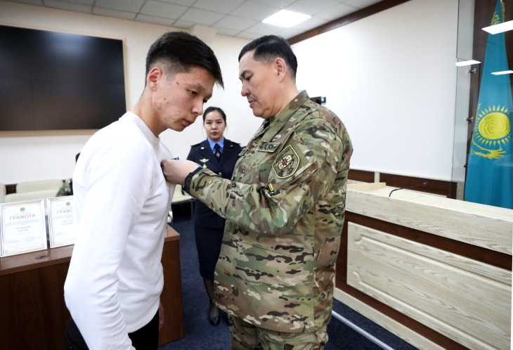 
                                                                                                                                                                                                                                                                                                                                                                                                                                                                Спасли из огня детей и пенсионерку: двух студентов наградили медалями в Алматы
                                                    