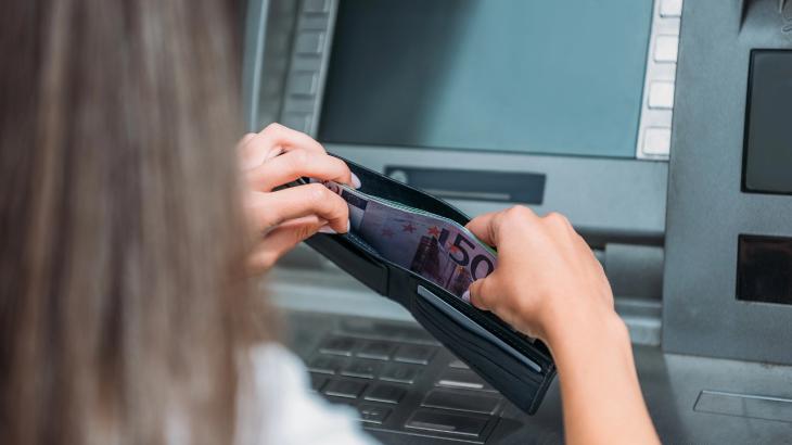 Участницу кражи 230 млн тенге со счетов пяти алматинцев вернули в Казахстан
Участницу кражи 230 млн тенге со счетов пяти алматинцев вернули в Казахстан