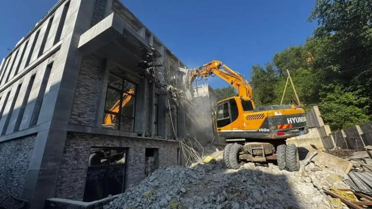 
                                                                                                                                                                                                                                                        Алматыда өз бетінше салынған құрылыс нысандары бұзылды
                                                            