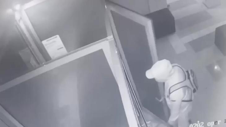 
                                                                                                                                                                                                                                                                                                                                                                            Алматыда банктен ақша ұрламақ болған 32 жастағы ер адам видеоға түсіп қалды
                                                            