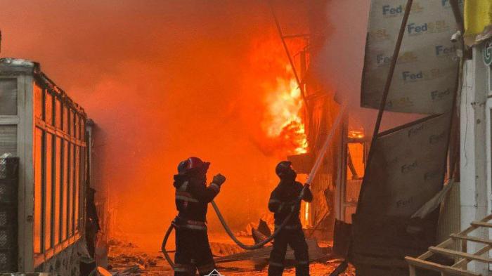 Склад горит в Астане: пожарные работают по повышенному рангу
Склад горит в Астане: пожарные работают по повышенному рангу