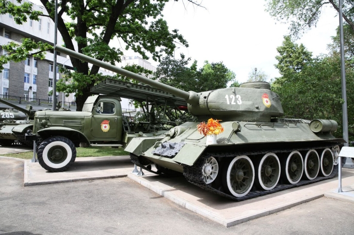 Легендарный танк Т-34 и "Катюшу" выставили в музее под открытым небом в Алматы
Легендарный танк Т-34 и "Катюшу" выставили в музее под открытым небом в Алматы