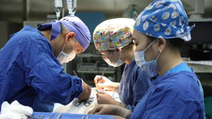 Занимала половину мозга: в Астане нейрохирурги удалили гигантскую опухоль трёхмесячной девочке
Занимала половину мозга: в Астане нейрохирурги удалили гигантскую опухоль трёхмесячной девочке