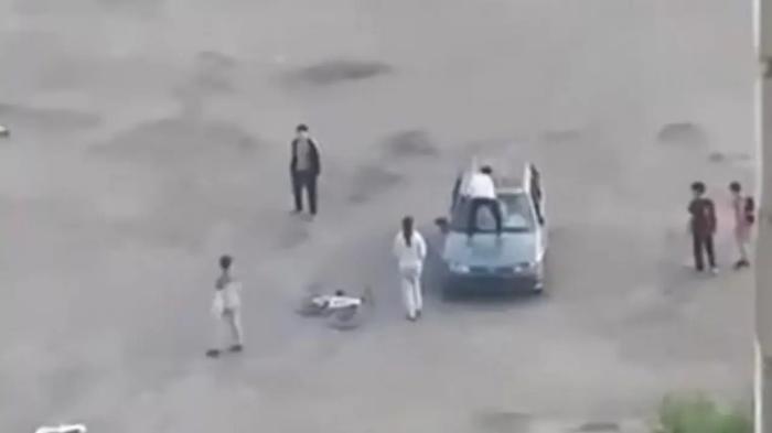 
                                                                                                                                                                                                                                                                                                                                                                                                                                                                                                                                                                                                                    Прыгали на капоте, били стёкла: подростки повредили несколько автомобилей в Астане
                                                            