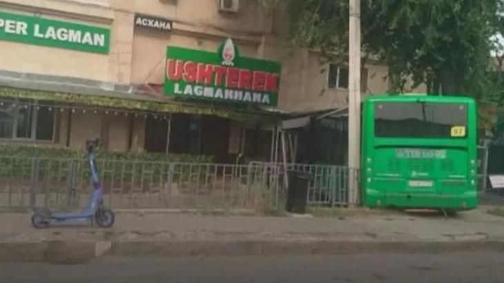 Алматыда жеңіл көлікпен соқтығысқан автобус ғимаратқа кіріп кетті
Алматыда жеңіл көлікпен соқтығысқан автобус ғимаратқа кіріп кетті