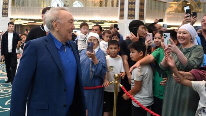 
                                                                                                                                                                                                                                                                                                                                                                                                                                                                                                                                                                                                                                                                                                                                         Совершил дуа за благополучие страны: Нурсултан Назарбаев посетил главную мечеть Астаны
                                                            