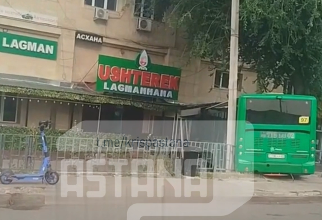 Автобус столкнулся с автомобилем, а затем врезался в здание в Алматы
Автобус столкнулся с автомобилем, а затем врезался в здание в Алматы