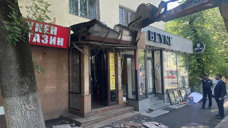 
                                                                                                                                                                                                                                                                                                                                                                                                                                                                                                Захватили участки общего пользования: сразу две пристройки к жилому дому сносят в центре Алматы
                                                            