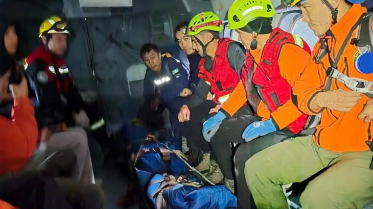 Спасение в горах Алматы: подростка, упавшего с 15-метровой высоты, эвакуировали на вертолёте
Спасение в горах Алматы: подростка, упавшего с 15-метровой высоты, эвакуировали на вертолёте