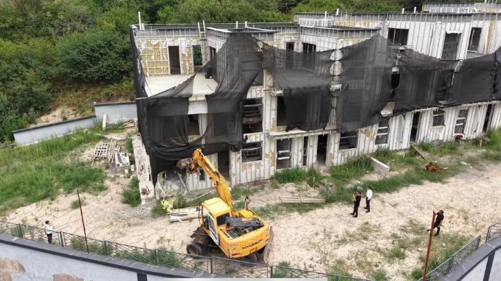 
                                                                                                                                                                                                                                                                                                                                                                                                                                                                                                                                                                                                                    Незаконно возводимый таунхаус сносят в Алматы по решению суда
                                                            