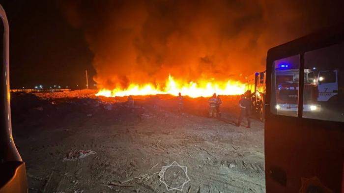 Пожар на мусорном полигоне тушат у шоссе Алаш в Астане
Пожар на мусорном полигоне тушат у шоссе Алаш в Астане
