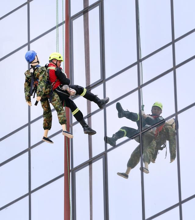 Международная тренировка спасателей в 35-этажном ЖК Алматы: как это было
Международная тренировка спасателей в 35-этажном ЖК Алматы: как это было