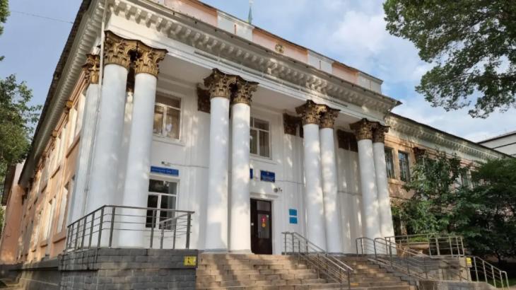 Гимназию в центре Алматы ждёт реконструкция: родители опасаются, что здание закроют среди учебного года
Гимназию в центре Алматы ждёт реконструкция: родители опасаются, что здание закроют среди учебного года