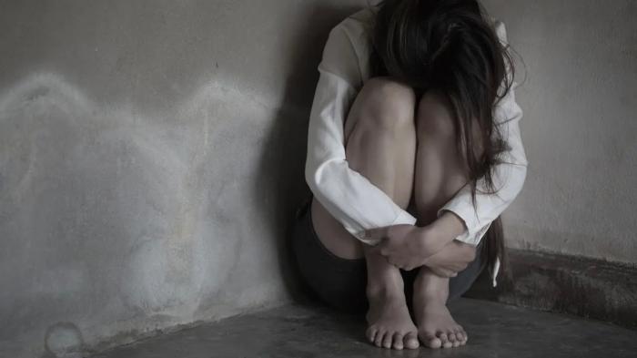 
                                                                                                                                                                                                                                                                                                                                                                                                                                                                                                "Избивал ремнём в течение часа". Жена казахстанского рэпера обвинила его в домашнем насилии
                                                            