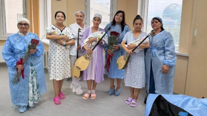В Астане мамам новорождённых подарили домбры в честь праздника
В Астане мамам новорождённых подарили домбры в честь праздника