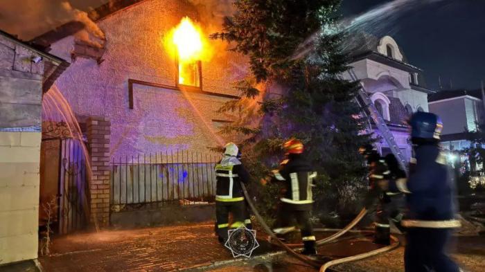 Пожар в трёхэтажном здании в Астане удалось потушить
Пожар в трёхэтажном здании в Астане удалось потушить