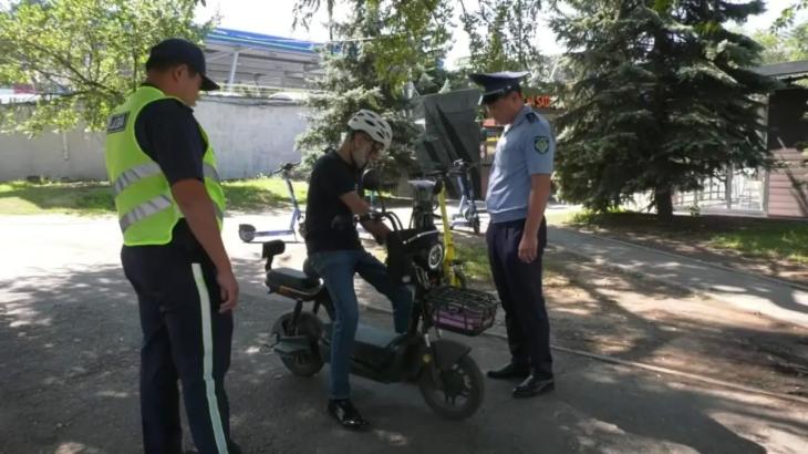 "Это тоже мопеды": к водителям электровелосипедов обратились в полиции Алматы
"Это тоже мопеды": к водителям электровелосипедов обратились в полиции Алматы