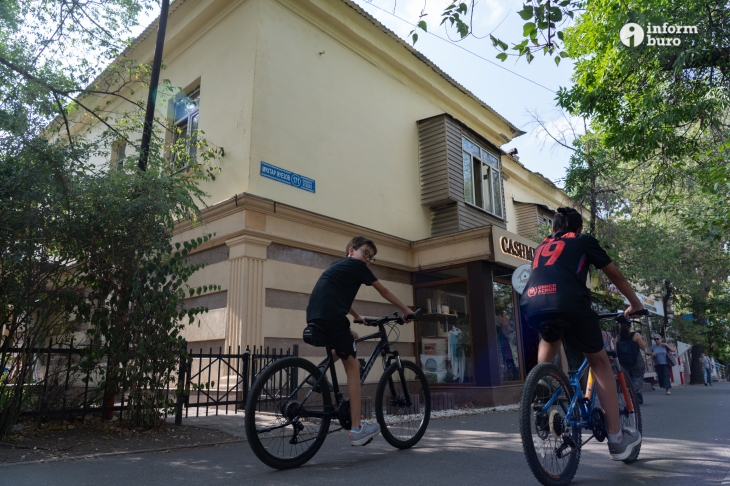 Миллиарды на покраску фасадов в Алматы: дома до и после реставрации глазами фотокорреспондента Informburo
Миллиарды на покраску фасадов в Алматы: дома до и после реставрации глазами фотокорреспондента Informburo