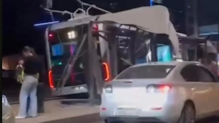 Троллейбус врезался в остановку в Алматы, пострадали пассажир и пешеход
Троллейбус врезался в остановку в Алматы, пострадали пассажир и пешеход