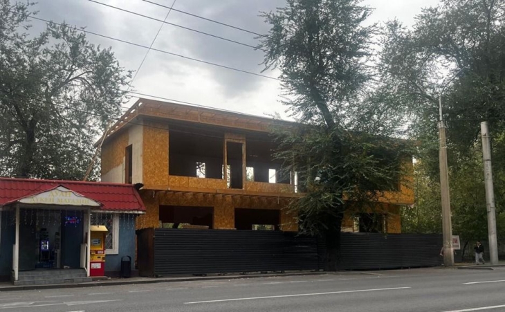 Строящееся здание сносят в центре Алматы по решению суда
Строящееся здание сносят в центре Алматы по решению суда