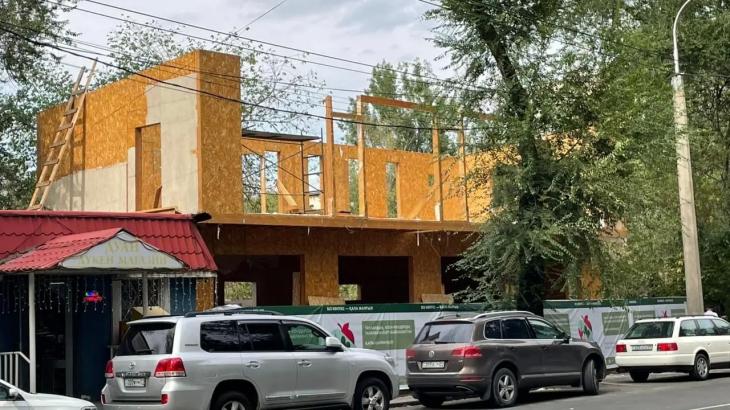 Строящееся здание сносят в центре Алматы по решению суда
Строящееся здание сносят в центре Алматы по решению суда