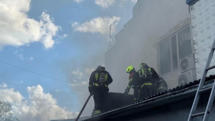 Пожарные отстояли от огня торговый дом в Астане
Пожарные отстояли от огня торговый дом в Астане