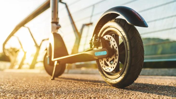 "Клятвенно обещали нам". Кикшеринговые компании могут наказать за превышение скорости самокатов
"Клятвенно обещали нам". Кикшеринговые компании могут наказать за превышение скорости самокатов