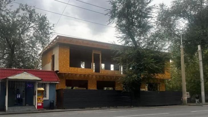 Алматының заңсыз салынған екі қабатты ғимарат бұзылады
Алматының заңсыз салынған екі қабатты ғимарат бұзылады