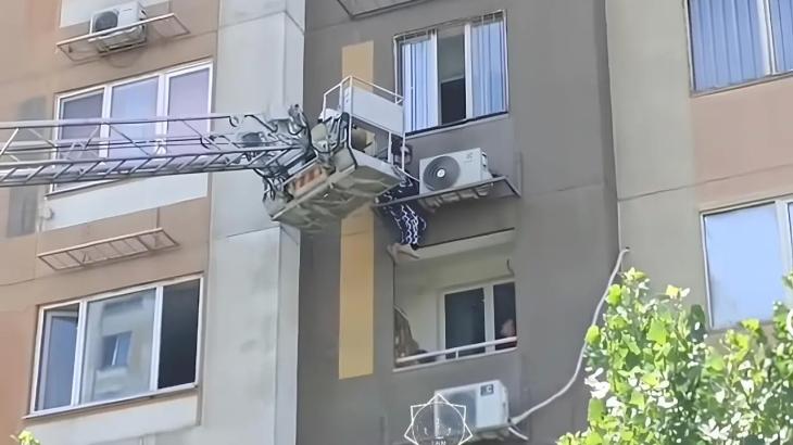 Мыла окна и повисла на пятом этаже: спасательную операцию на высоте провели расчёты ДЧС Алматы
Мыла окна и повисла на пятом этаже: спасательную операцию на высоте провели расчёты ДЧС Алматы