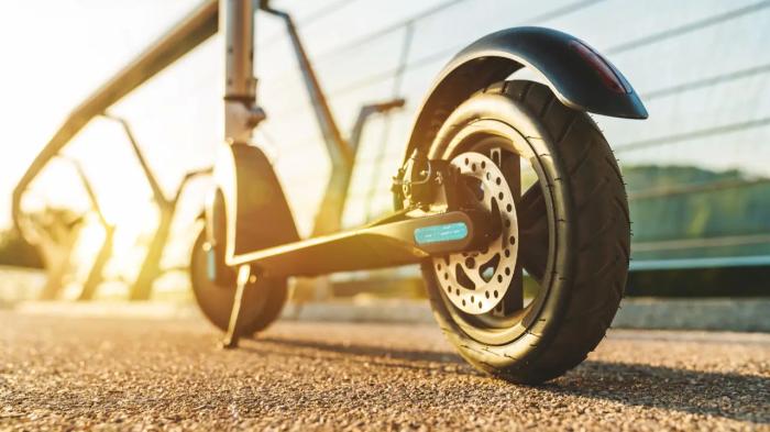 "Клятвенно обещали нам". Кикшеринговые компании могут наказать за превышение скорости самокатов
"Клятвенно обещали нам". Кикшеринговые компании могут наказать за превышение скорости самокатов