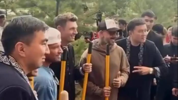 Backstreet Boys посадили деревья в Парке мира и согласия в Астане
Backstreet Boys посадили деревья в Парке мира и согласия в Астане