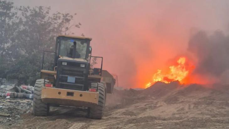 Свалку под Алматы тушат четвёртый день: режим ЧС объявили в Алатау
Свалку под Алматы тушат четвёртый день: режим ЧС объявили в Алатау