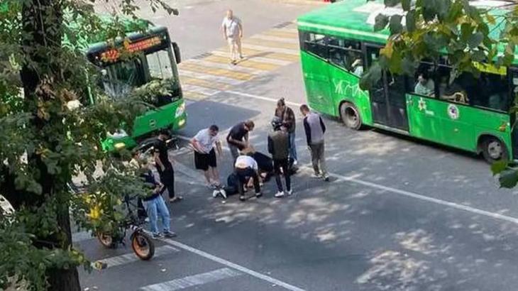 Автобус сбил двух 17-летних девушек на электросамокате в Алматы
Автобус сбил двух 17-летних девушек на электросамокате в Алматы