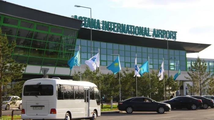 Двух агрессивных пассажиров сняли с рейса в аэропорту Астаны
Двух агрессивных пассажиров сняли с рейса в аэропорту Астаны