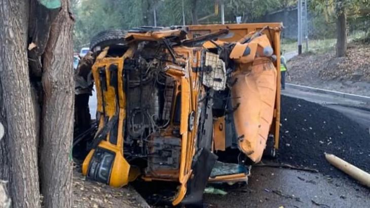 Грузовик с асфальтом на скорости выехал на тротуар и снёс газовую трубу в Алматы
Грузовик с асфальтом на скорости выехал на тротуар и снёс газовую трубу в Алматы