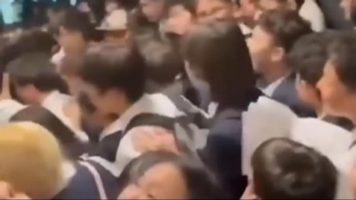 Пришли забирать телефоны: видео с давкой среди учащихся прокомментировали в НИШ Астаны
Пришли забирать телефоны: видео с давкой среди учащихся прокомментировали в НИШ Астаны