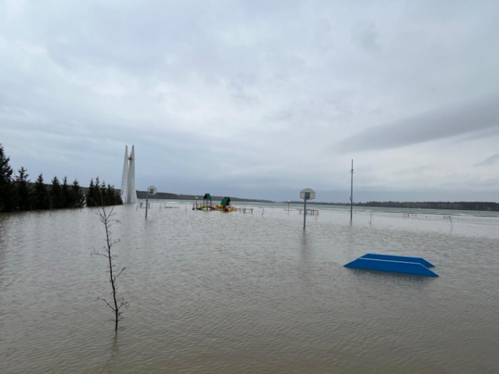 Набережную озера Пестрого затопило в Петропавловске, вода идет к домам и дачам