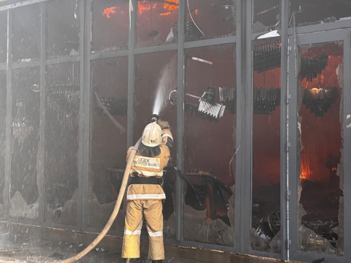 Пожар на барахолке в Алматы: видео с места ЧП
