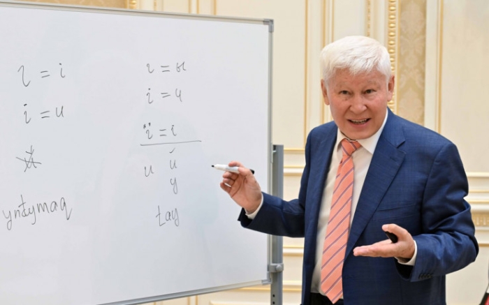 Токаев обсудил перевод казахского языка на латинскую графику