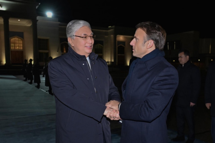 Президент Токаев лично проводил Макрона в столичном аэропорту