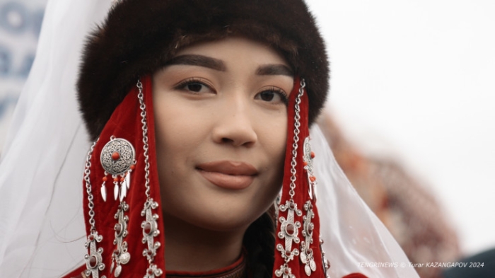 Черные одеяния наш народ никогда не носил. А женщины надевали платок только после сватовства - эксперты