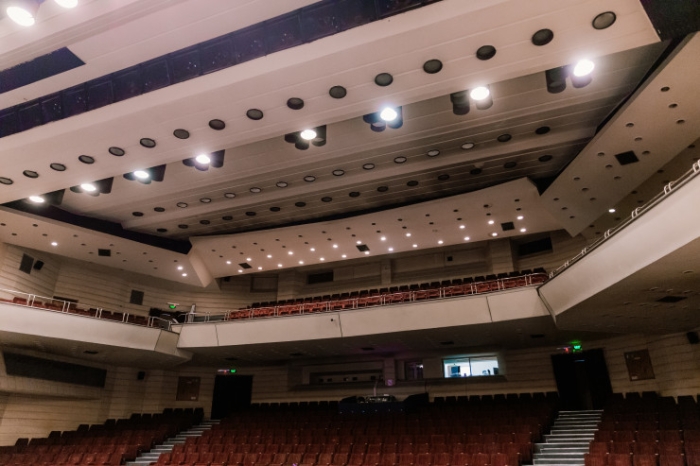 "Внимание, опасная зона!" Что происходит с театрами Алматы