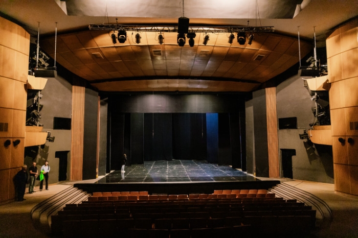 "Внимание, опасная зона!" Что происходит с театрами Алматы