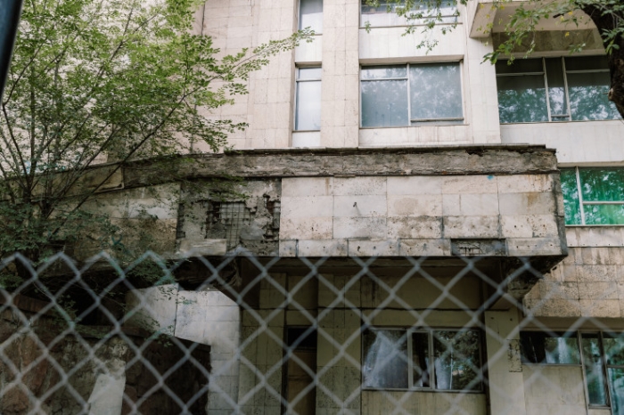 "Внимание, опасная зона!" Что происходит с театрами Алматы