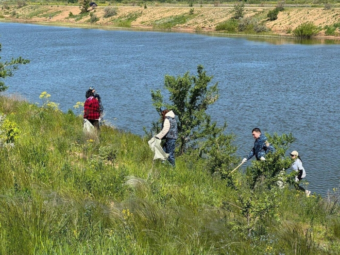 
1,3 тонны мусора вывезли с берегов Есиля в Астане за день
