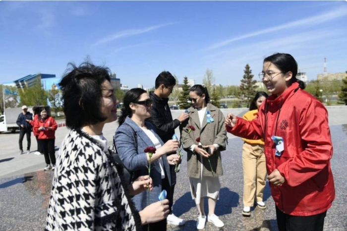 
Более 40 тысяч лент Победы раздадут волонтёры в Астане за правильные ответы о героях ВОВ
